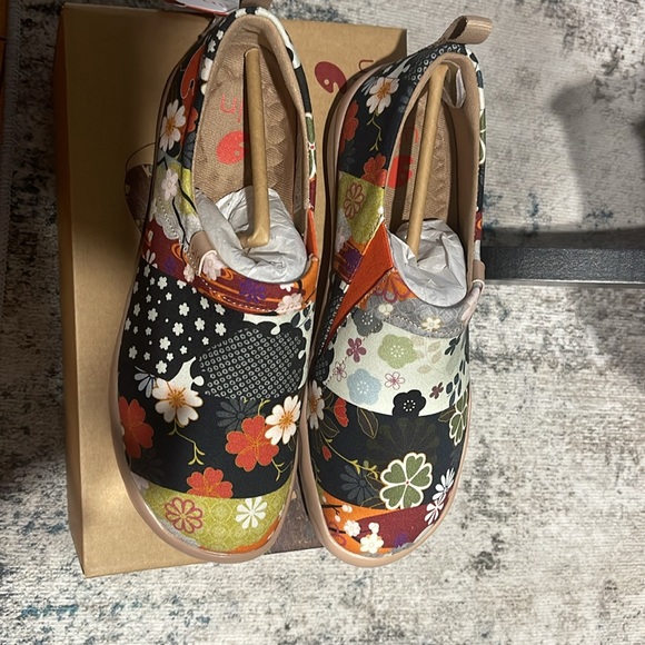 🍁👜Brand New Canvas UIN walking shoes. Fall floral accent. See photos attached. - Picture 5 of 8